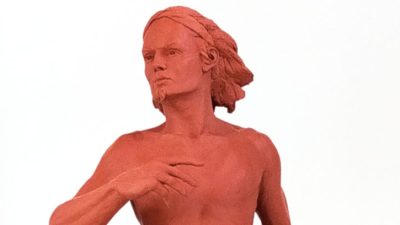 Modelage masculin pendant le stage de sculpture sur modèle vivant