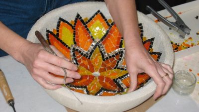 Vasque en mosaïque pendant le stage mosaïste avec Sylvie Potier