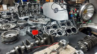 Moteur démonté pendant la formation ou stage mécanique moto
