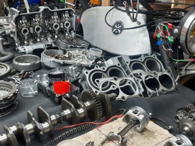 Moteur démonté pendant la formation ou stage mécanique moto