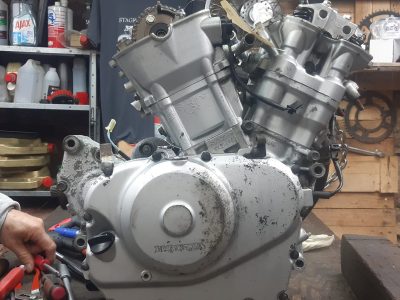 Moteur pendant la formation mécanique moto