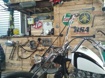 Chopper dans l'atelier pendant la formation mécanique moto en Aveyron
