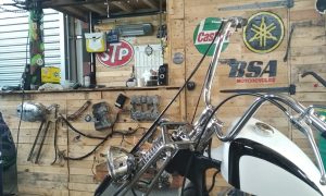 Chopper dans l'atelier pendant la formation mécanique moto en Aveyron