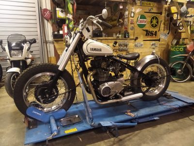 Moto dans l'atelier pendant la formation mécanique moto en Aveyron