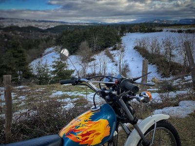 Moto dans l'Aubrac pendant un test au cours de la formation mécanique moto en Aveyron