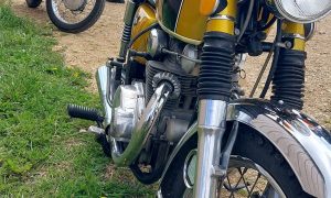 Motos pendant la formation mécanique moto en Aveyron