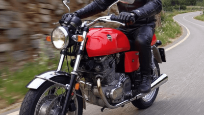 Moto pendant la formation mécanique moto