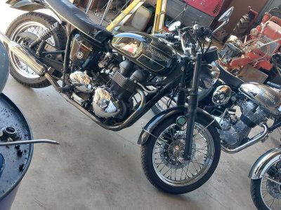 Motos dans l'atelier de la formation mécanique moto en Aveyron