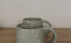 Mugs verts au cours de la formation céramique et poterie à Toulouse