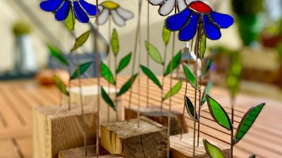 Objets décoratifs en vitrail pendant la formation vitrailliste en Haute-Garonne