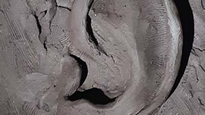 Sculpture d'une oreille lors de l'atelier sculpture sur terre