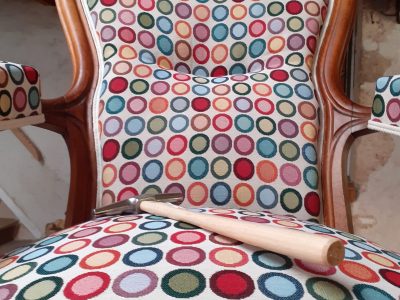 Outil pendant la formation en tapisserie d'ameublement sur l'estuaire de la Gironde