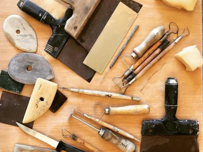 Outils de céramiste pendant la formation à Giroussens en Occitanie