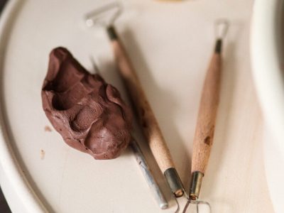 Outils de céramiste au cours de la formation à Saint Etienne