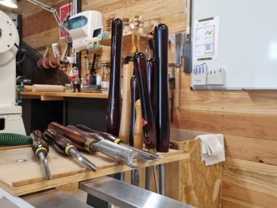 Outils de tourneur sur bois pendant la formation dans le Gers