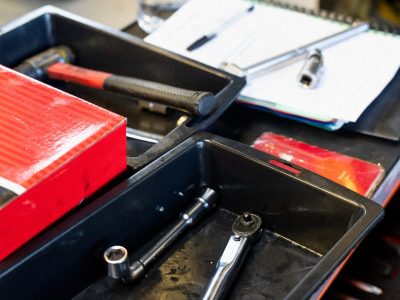 Outils en mécanique automobile pendant la formation vers Paris