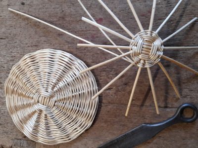 Outils de vannier au cours de la formation vannerie vers Dijon