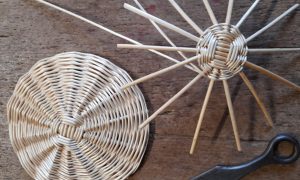 Outils de vannier au cours de la formation vannerie vers Dijon