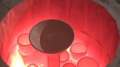 Ouverture du four pendant le stage de poterie et céramique Raku dans l'atelier