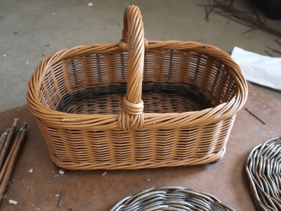 Panier en osier pendant la formation vannerie dans le Cantal