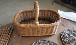 Panier en osier pendant la formation vannerie dans le Cantal