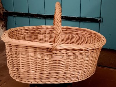 Panier en osier pendant la formation vannerie avec un vannier en Haute Marne