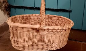 Panier en osier pendant la formation vannerie avec un vannier en Haute Marne