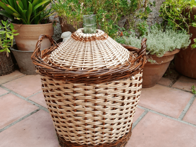 Bonbonnière en osier pendant la formation vannerie avec un vannier