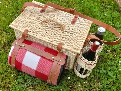 Panier de pique nique en osier pendant la formation vannerie en Bourgogne