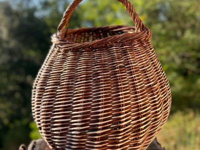 Panier en vannerie d'osier pendant la formation vannier en PACA vers Aix-en-Provence