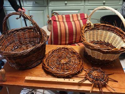 Paniers et objets pendant la formation vannerie avec un vannier dans le Gers