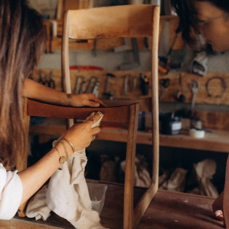 Patine sur bois avec Fany Collet, restauratrice de meubles