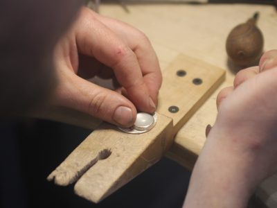 Pause d'une pierre pendant la formation bijouterie avec un bijoutier dans les Pyrénées vers Tarbes