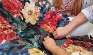 Pause du tissu pendant la formation en tapisserie d'ameublement vers Béziers