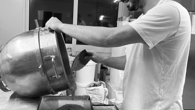 Fabrication du pain au levain pendant le stage dans la boulangerie saint Hilaire en région Normandie