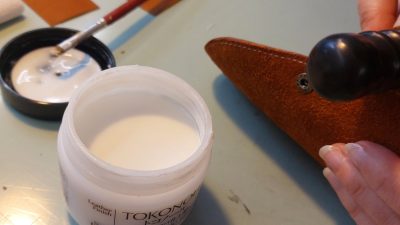 Pose pendant l'atelier de maroquinerie