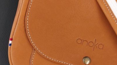 Détail de sac pendant la formation maroquinier dans un atelier de maroquinerie à Cholet