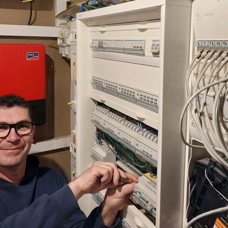 Sam pendant le stage en électricité domestique pour autoconstructeur