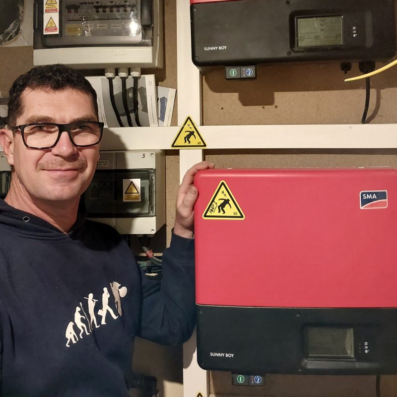 Sam pendant le stage en électricité domestique pour autoconstructeur