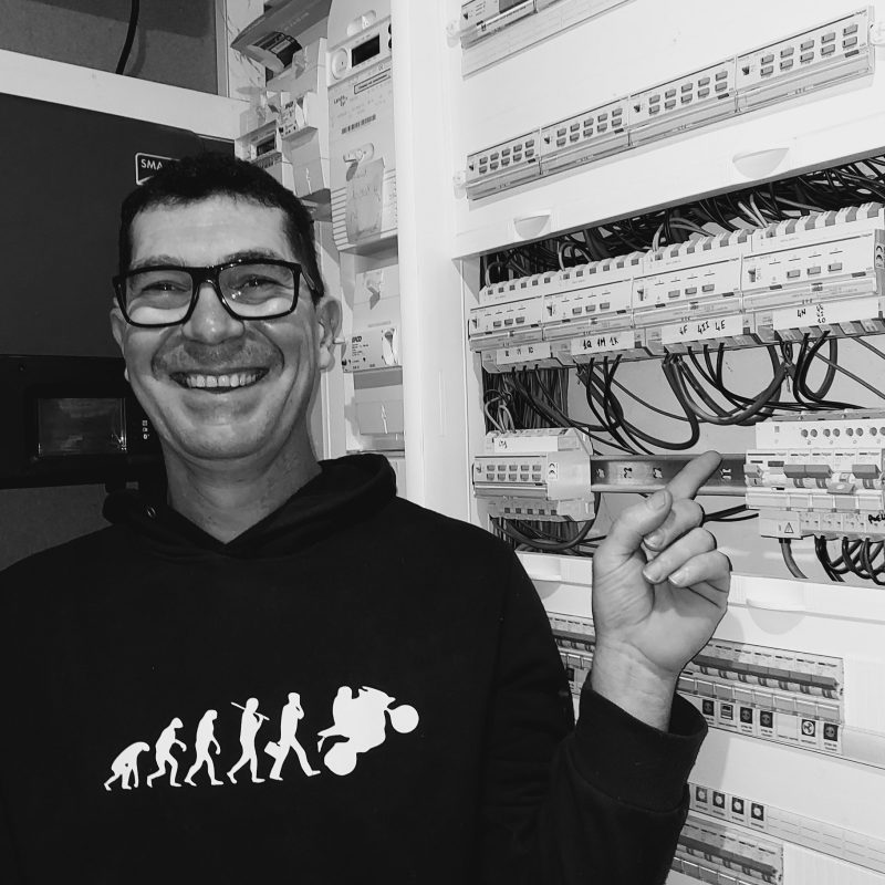 Sam pendant le stage en électricité domestique pour autoconstructeur