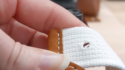 Trou de sangle pendant l'atelier de maroquinerie