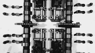 Pièces détachées pendant le stage de moteur d'une moto