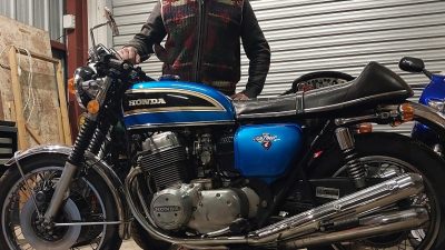 Samuel Do, mécanicien avec sa moto