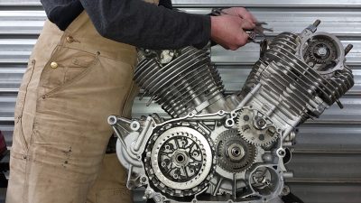 Moteur d'une moto en cours d'entretien pendant le stage