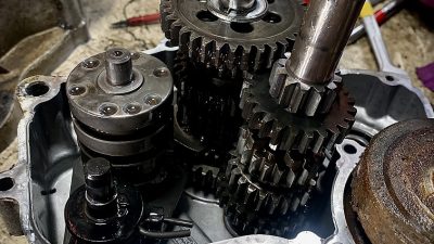 Intérieur d'un moteur de moto pendant le stage avec Samuel