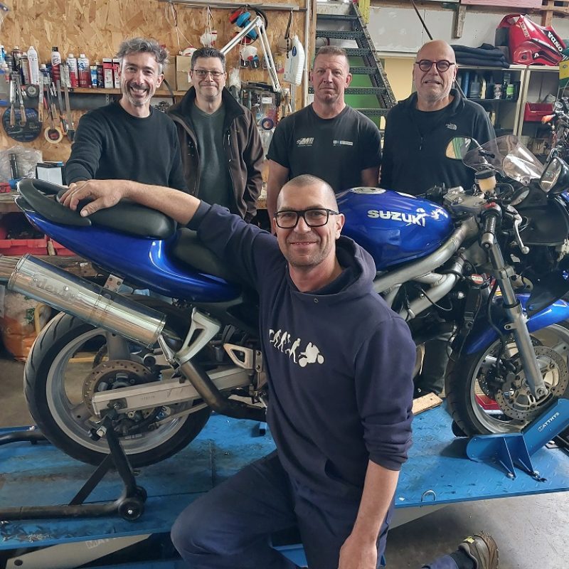 Samuel Do, mécanicien moto avec ces stagiaires