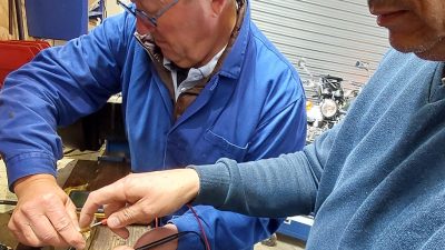 Stagiaires pendant le stage de découverte de l'électricité d'une moto