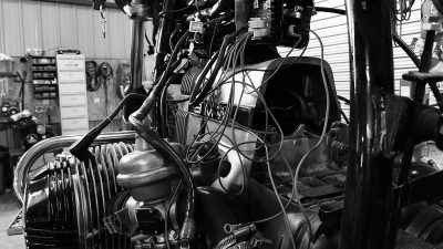 Moto démontée pendant stage de compréhension d'un système électrique et électronique d'une moto