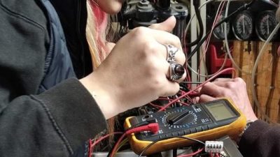 Utilisation d'un multimètre pendant le stage électricité sur moto