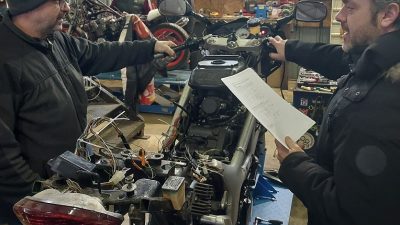 Application des connaissances électriques sur une moto par les stagiaires durant le stage